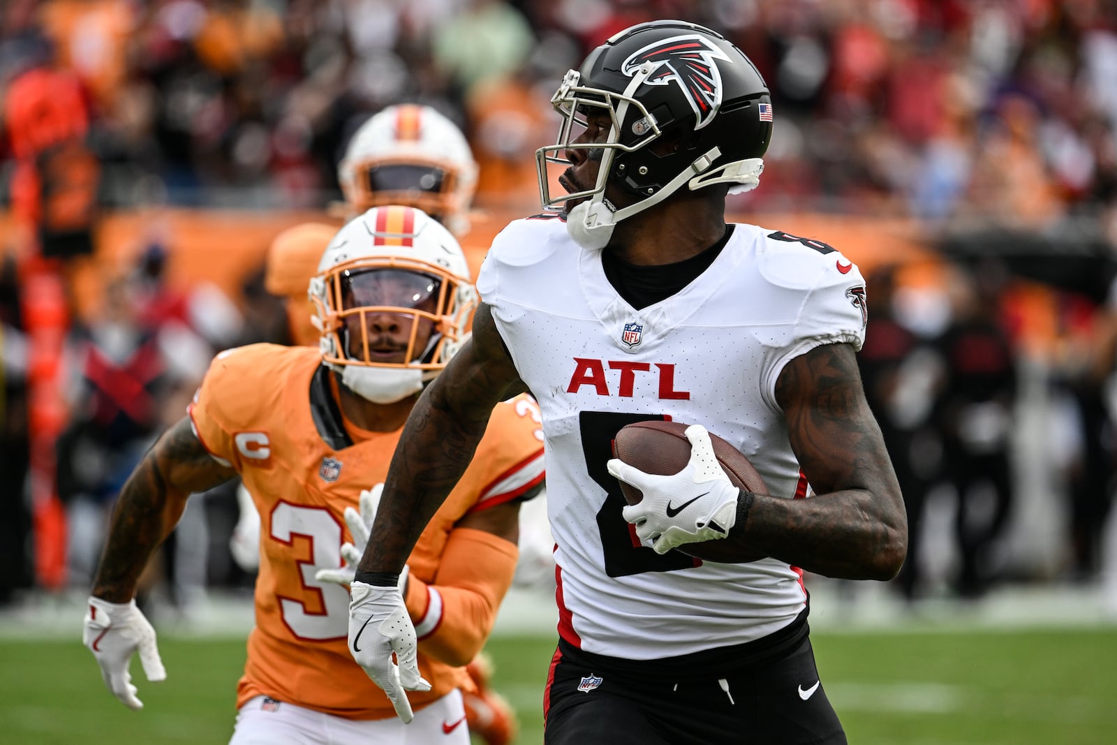 FILE - Atlanta Falcons tight end Kyle Pitts (8) runs to the end zone for a touchdown against the Tampa Bay Buccaneers during the first half of an NFL football game, Sunday, Oct. 27, 2024, in Tampa. (AP Photo/Jason Behnken, File)