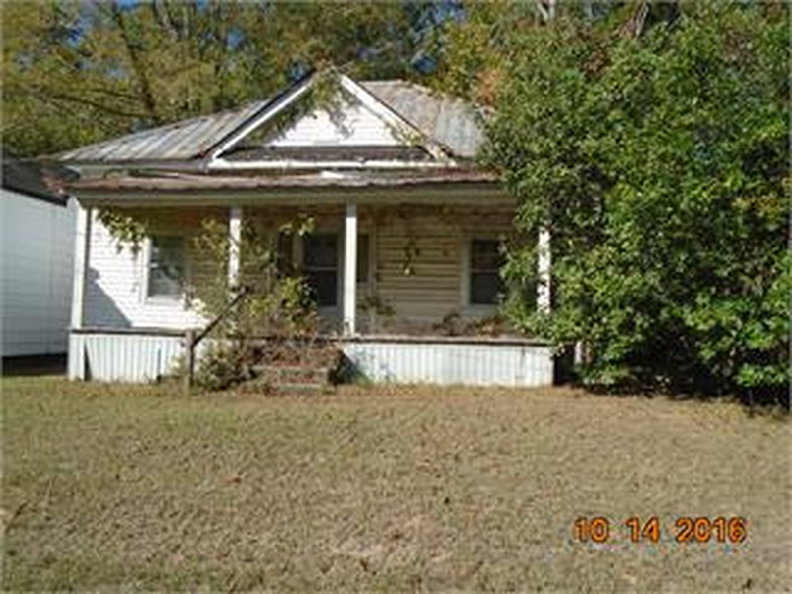 Butler County owns this house in Hawkinsville, Georgia.