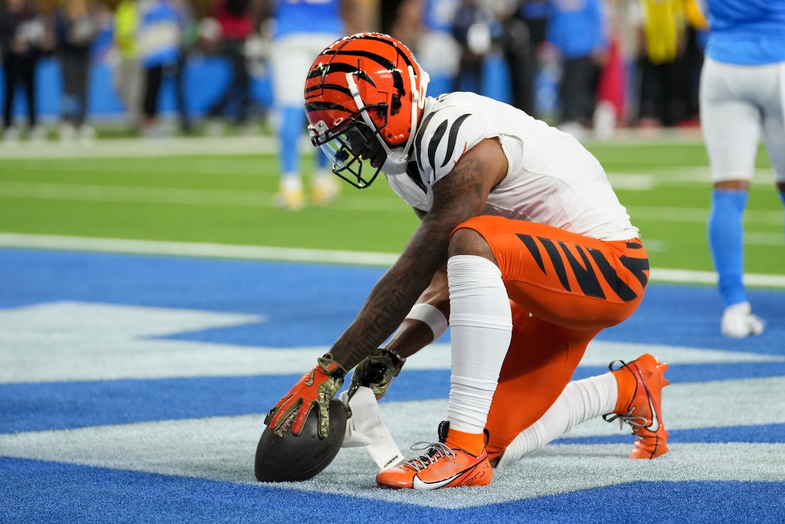 Cincinnati Bengals wide receiver Ja'Marr Chase (1) celebrates his touchdown catch during the second half of an NFL football game against the Los Angeles Chargers, Sunday, Nov. 17, 2024, in Inglewood, Calif. (AP Photo/Eric Thayer)