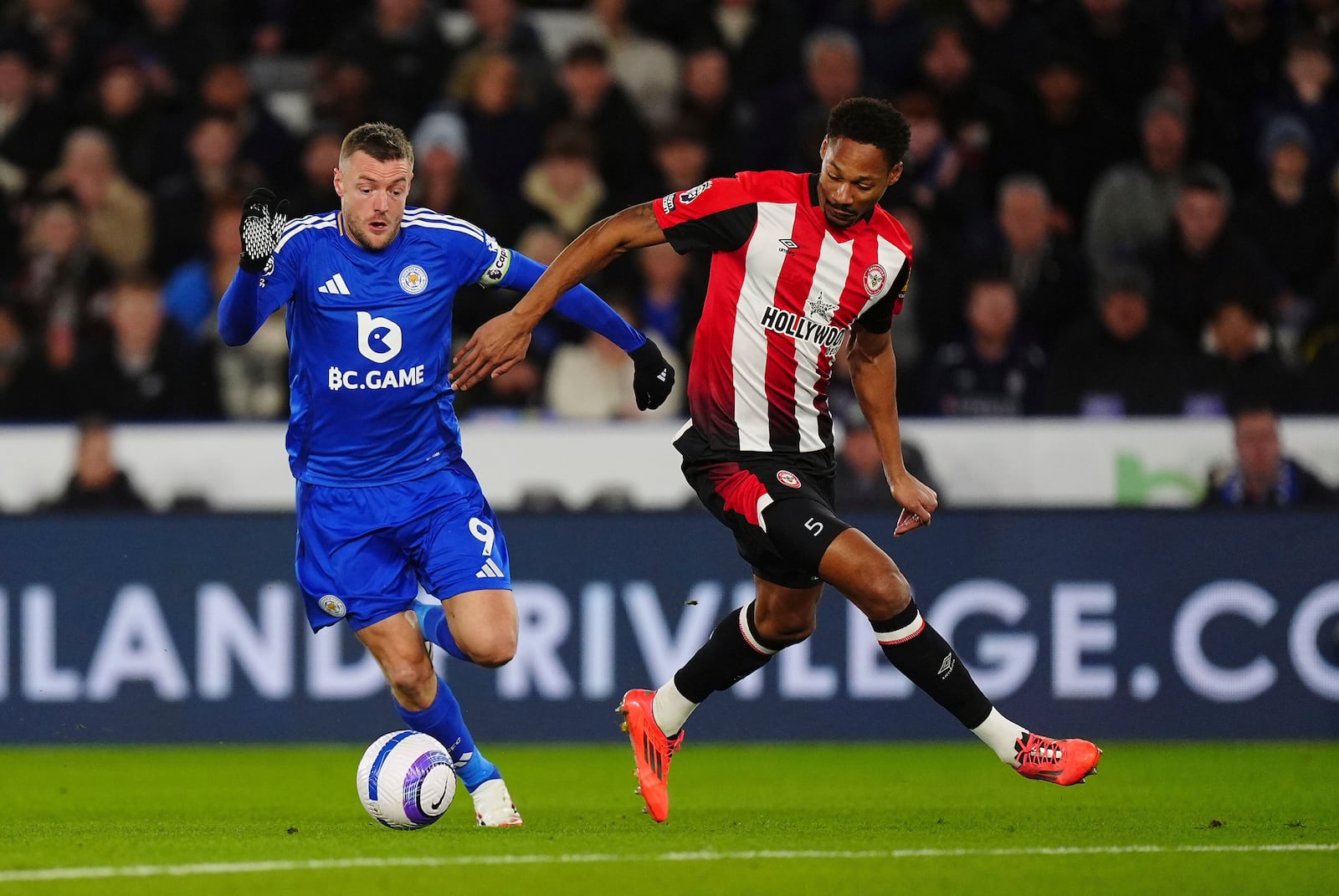 Leicester City's Jamie Vardy, left, and Brentford's Ethan Pinnock battle for the ball during the English Premier League soccer match at the King Power Stadium, Leicester, England, Friday Feb. 21, 2025. (Mike Egerton/PA via AP)