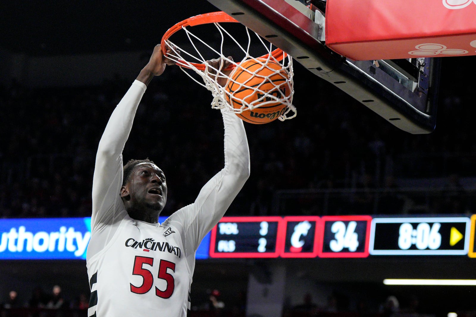 Cincinnati forward Aziz Bandaogo dunks during the first half of an NCAA college basketball game against Arkansas-Pine Bluff, Monday, Nov. 4, 2024, in Cincinnati. (AP Photo/Jeff Dean)