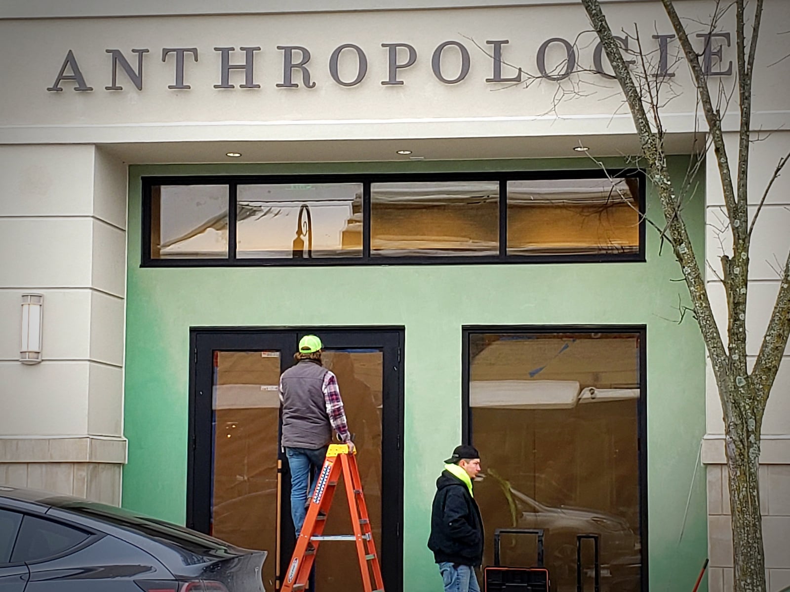 Workers prepare the Anthropologie storefront ahead of its Jan. 15 opening, January 10, 2025. LONDON BISHOP/STAFF