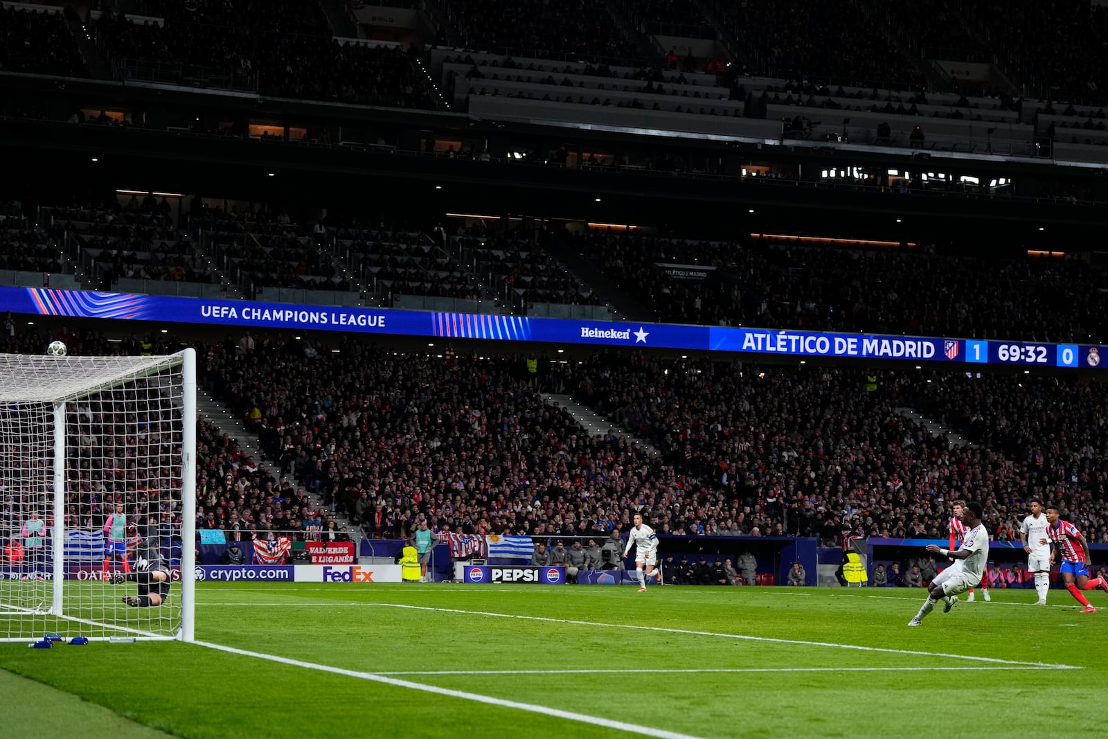 Real Madrid's Vinicius Junior fails to score a penalty during the Champions League round of 16, second leg, soccer match between Atletico Madrid and Real Madrid at the Metropolitano stadium in Madrid, Spain, Wednesday, March 12, 2025. (AP Photo/Manu Fernandez)