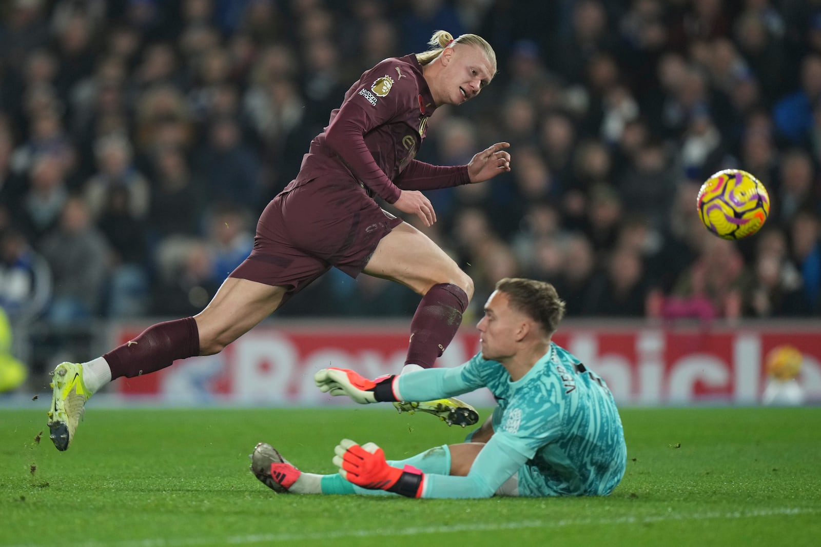 Manchester City's Erling Haaland scores during the English Premier League soccer match between Brighton and Manchester City at Falmer Stadium in Brighton, England, Saturday, Nov. 9, 2024. (AP Photo/Alastair Grant)