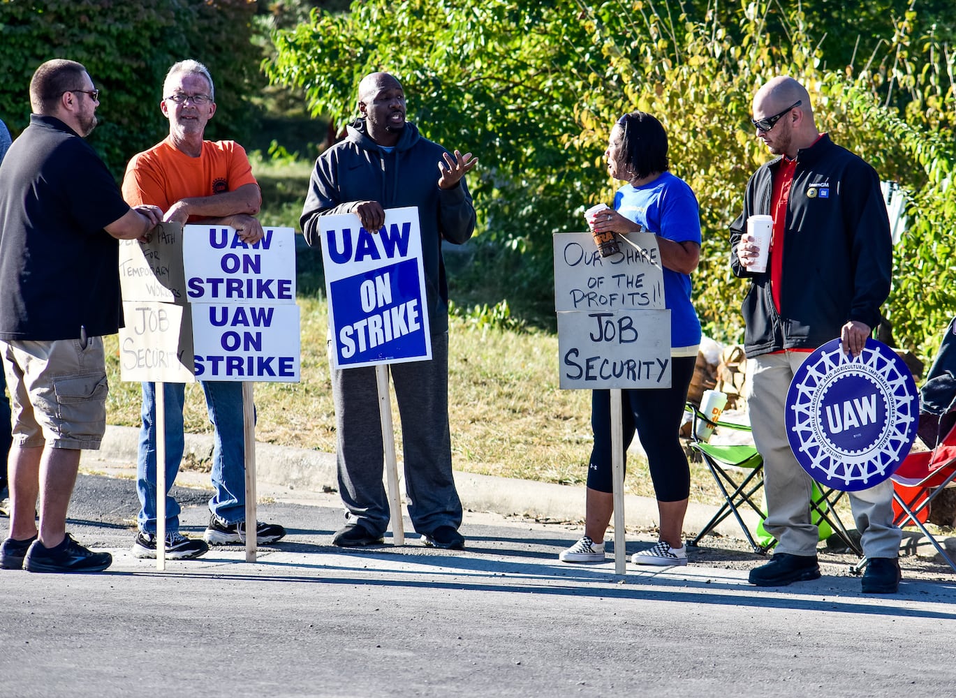 Presidential candidate visits UAW workers on strike in  West Chester