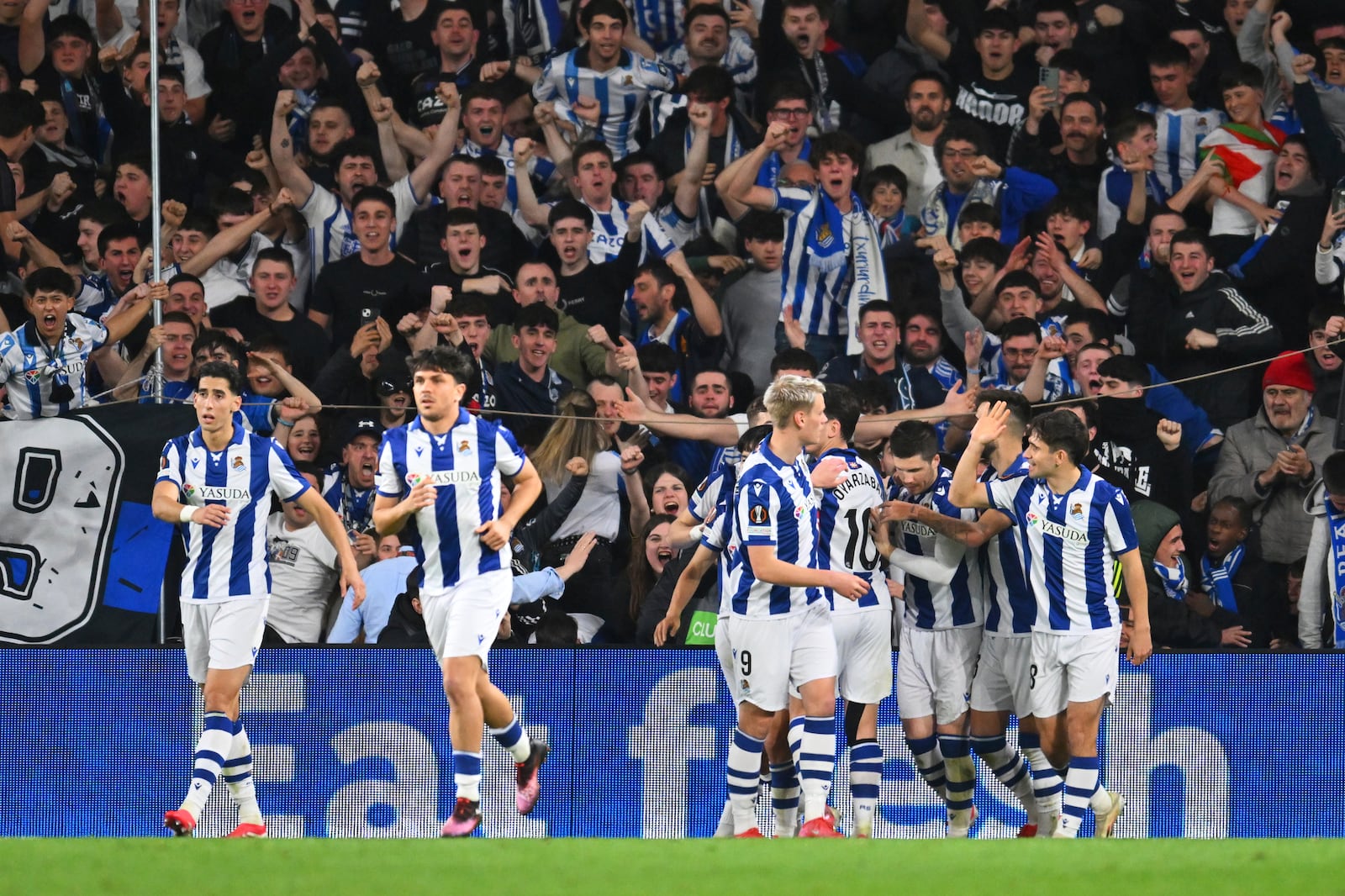 Real Sociedad players celebrate after Real Sociedad's Mikel Oyarzabal scored his side's opening goal during the Europa League round of 16 first leg soccer match between Real Sociedad and Manchester United at the Reale Arena in San Sebastian, Spain, Thursday, March 6, 2025. (AP Photo/Miguel Oses)