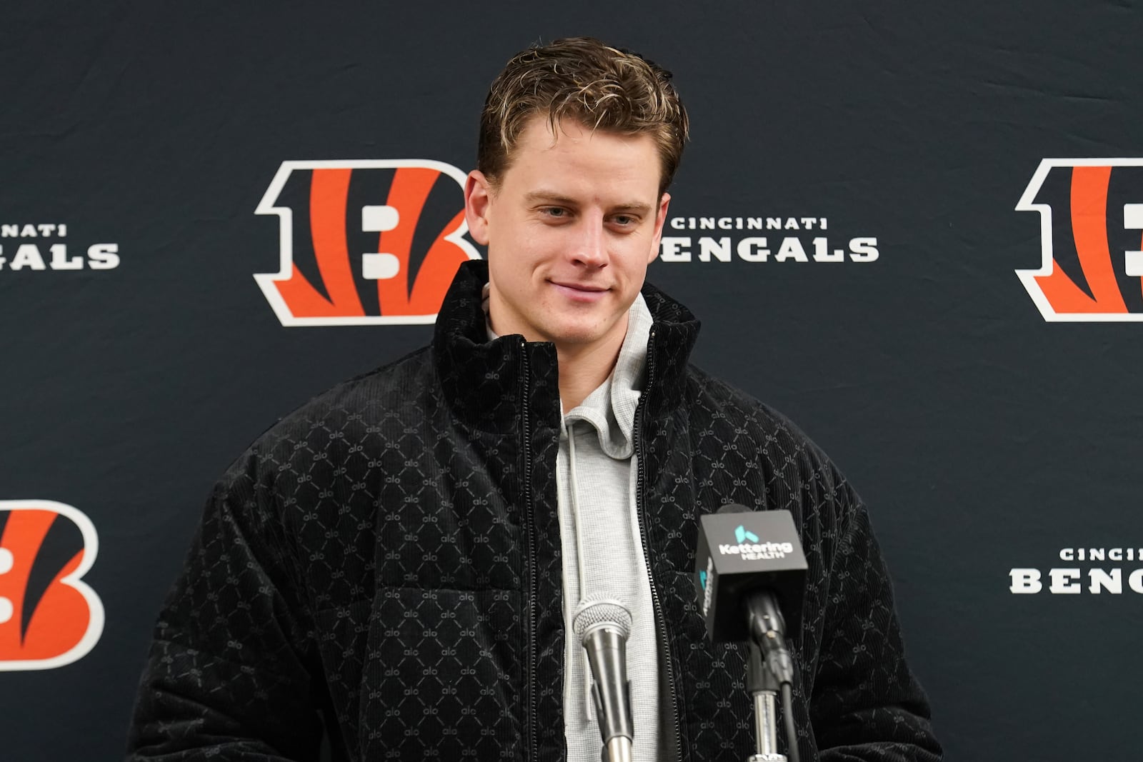 Cincinnati Bengals quarterback Joe Burrow pauses as he speaks during a news conference after an NFL football game against the Pittsburgh Steelers in Pittsburgh, Saturday, Jan. 4, 2025. The Bengals won 19-17. (AP Photo/Matt Freed)