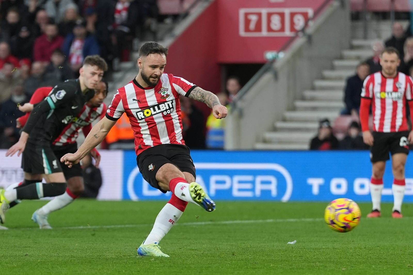 Southampton's Adam Armstrong scores from the penalty kick during the English Premier League soccer match between Southampton and Liverpool in Southampton, England, Sunday, Nov. 24, 2024. (AP Photo/Sean Ryan)