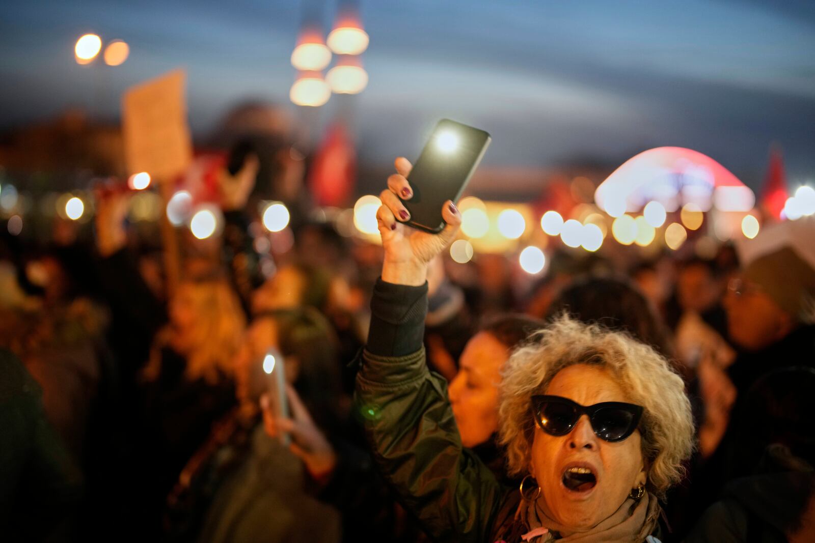 Protesters shout slogans as they protest against the arrest of Istanbul's Mayor Ekrem Imamoglu, outside Caglayan courthouse, in Istanbul, Turkey, Saturday, March 22, 2025. (AP Photo/Emrah Gurel)