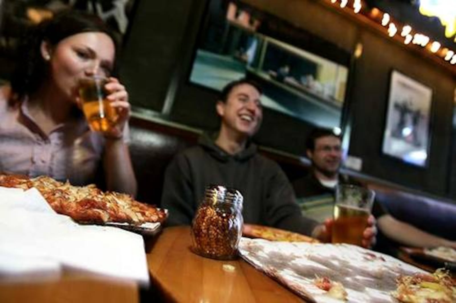 Jessica Bertolo and Chris Drake enjoy pizza and beer at the Oregon Express.