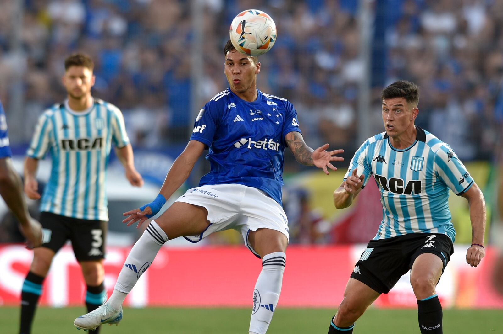 Kaio Jorge of Brazil's Cruzeiro, center, and Agustin Garcia of Argentina's Racing Club battle for the ball during the Copa Sudamericana final soccer match in Asuncion, Paraguay, Saturday, Nov. 23, 2024. (AP Photo/Gustavo Garello)