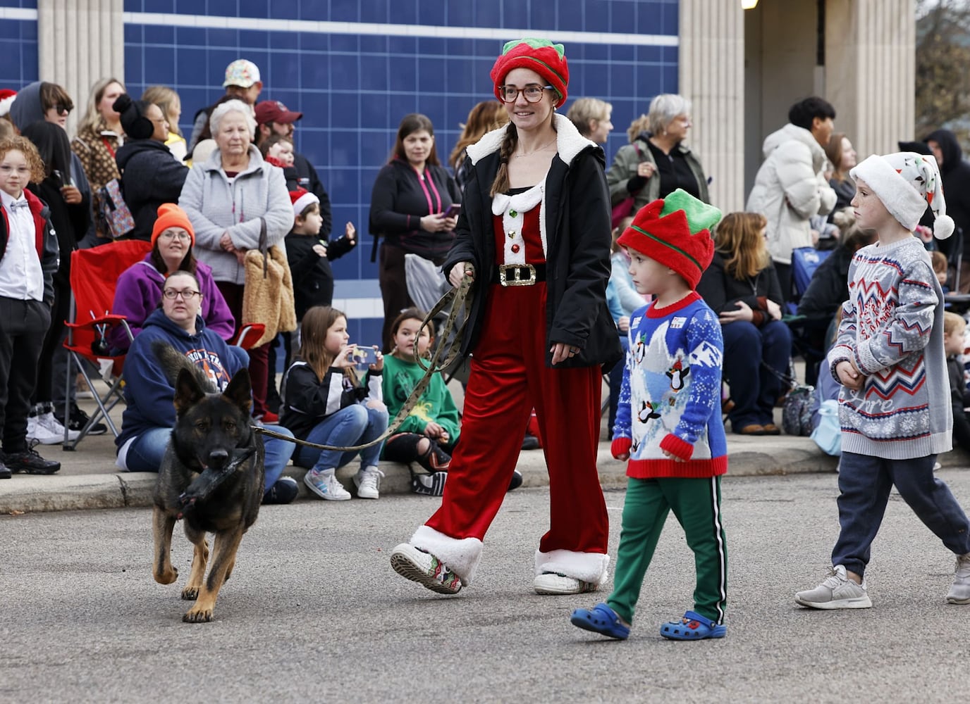 112622 Santa parade Middletown