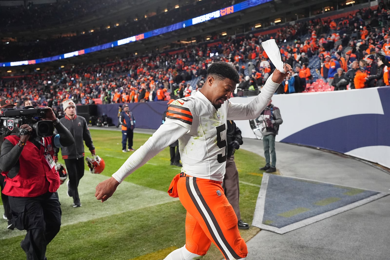 Cleveland Browns quarterback Jameis Winston pulls off his headband while heading into the locker room after an NFL football game against the Denver Broncos Monday, Dec. 2, 2024, in Denver. (AP Photo/David Zalubowski)