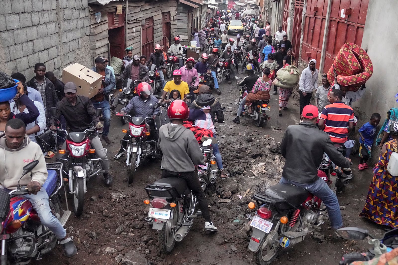 People rush to shop in downtown Goma, Congo Thursday, Jan. 30, 2025, after the M23 rebels advanced into eastern Congo's capital Goma. (AP Photo/Brian Inganga)