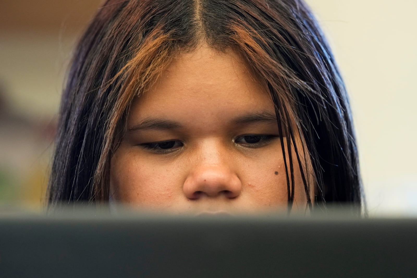 Alisson Ramírez uses a laptop to work on an assignment during science class Wednesday, Aug. 28, 2024, in Aurora, Colo. (AP Photo/Godofredo A. Vásquez)