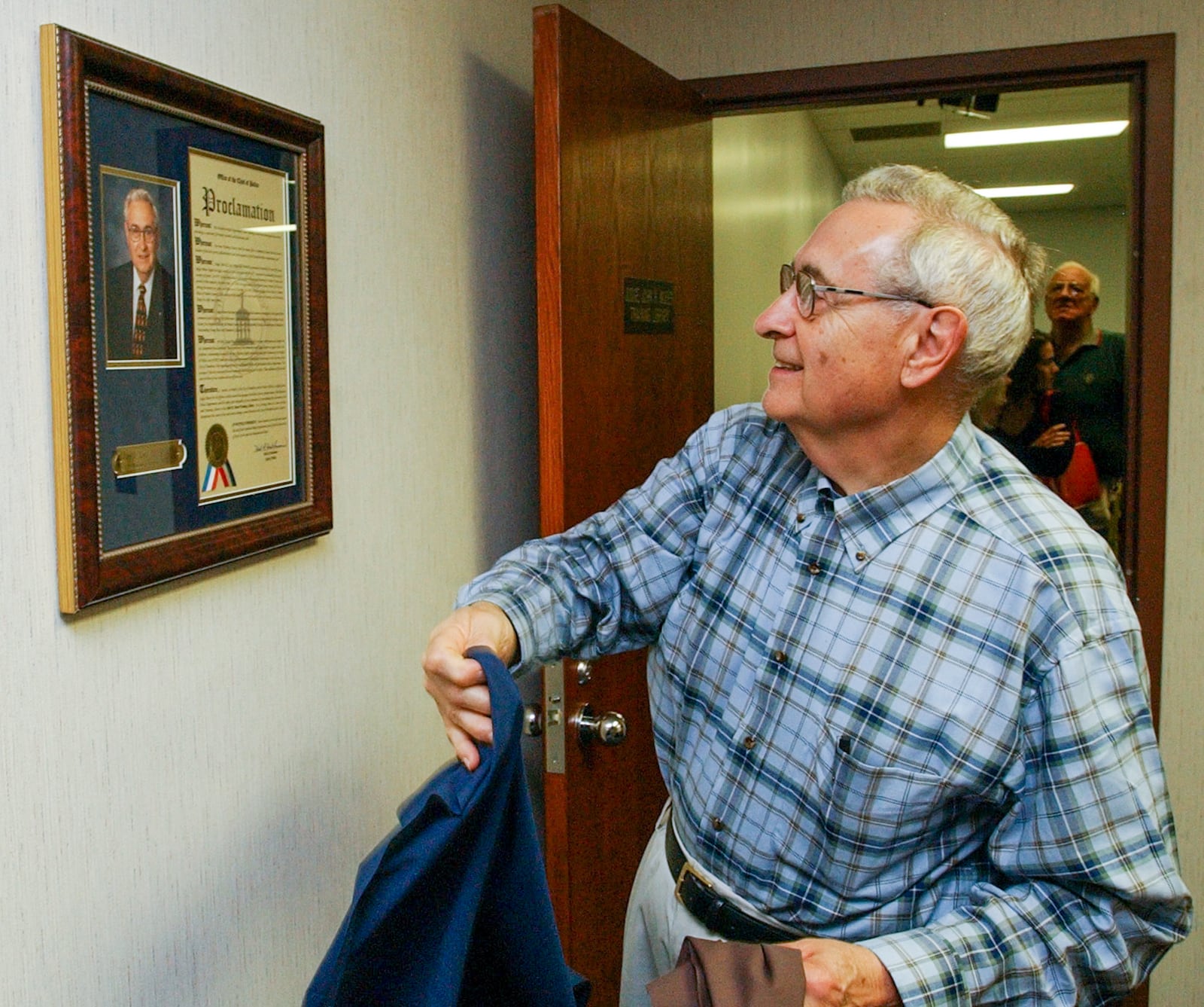 E.L. HUBBARD/JOURNALNEWS
Judge John Moser unveils the proclamation he received from the Hamilton Police Dept. and Chief Neil Ferdelman during the dedication of the renovation of the department's headquarters Friday, 4/04/03.