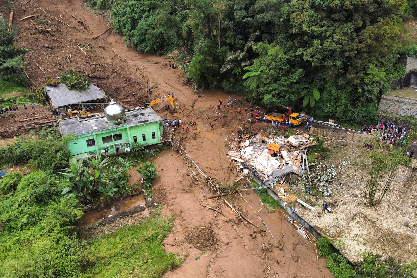 Rescuers search for victims after a landslide that killed a number of people and left some others missing in Karo, North Sumatra, Indonesia, Monday, Nov. 25, 2024. (AP Photo/Binsar Bakkara)