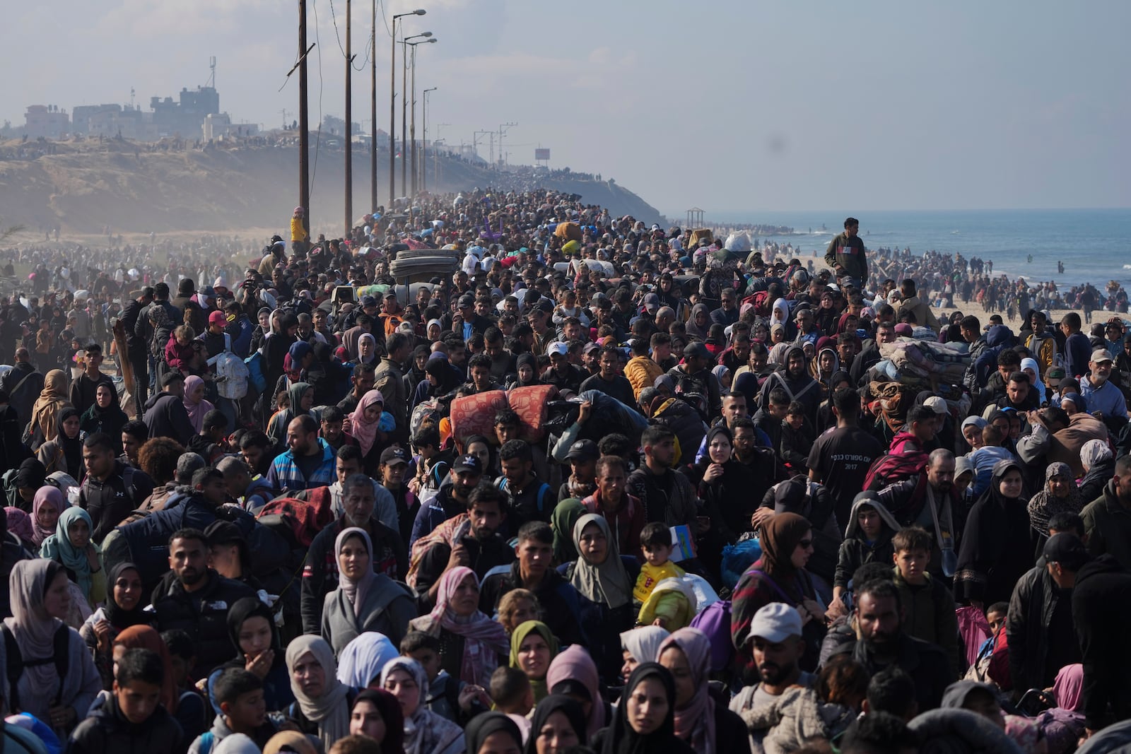 Displaced Palestinians return to their homes in the northern Gaza Strip, following Israel's decision to allow thousands of them to go back for the first time since the early weeks of the 15-month war with Hamas, Monday, Jan. 27, 2025. (AP Photo/Abdel Kareem Hana)