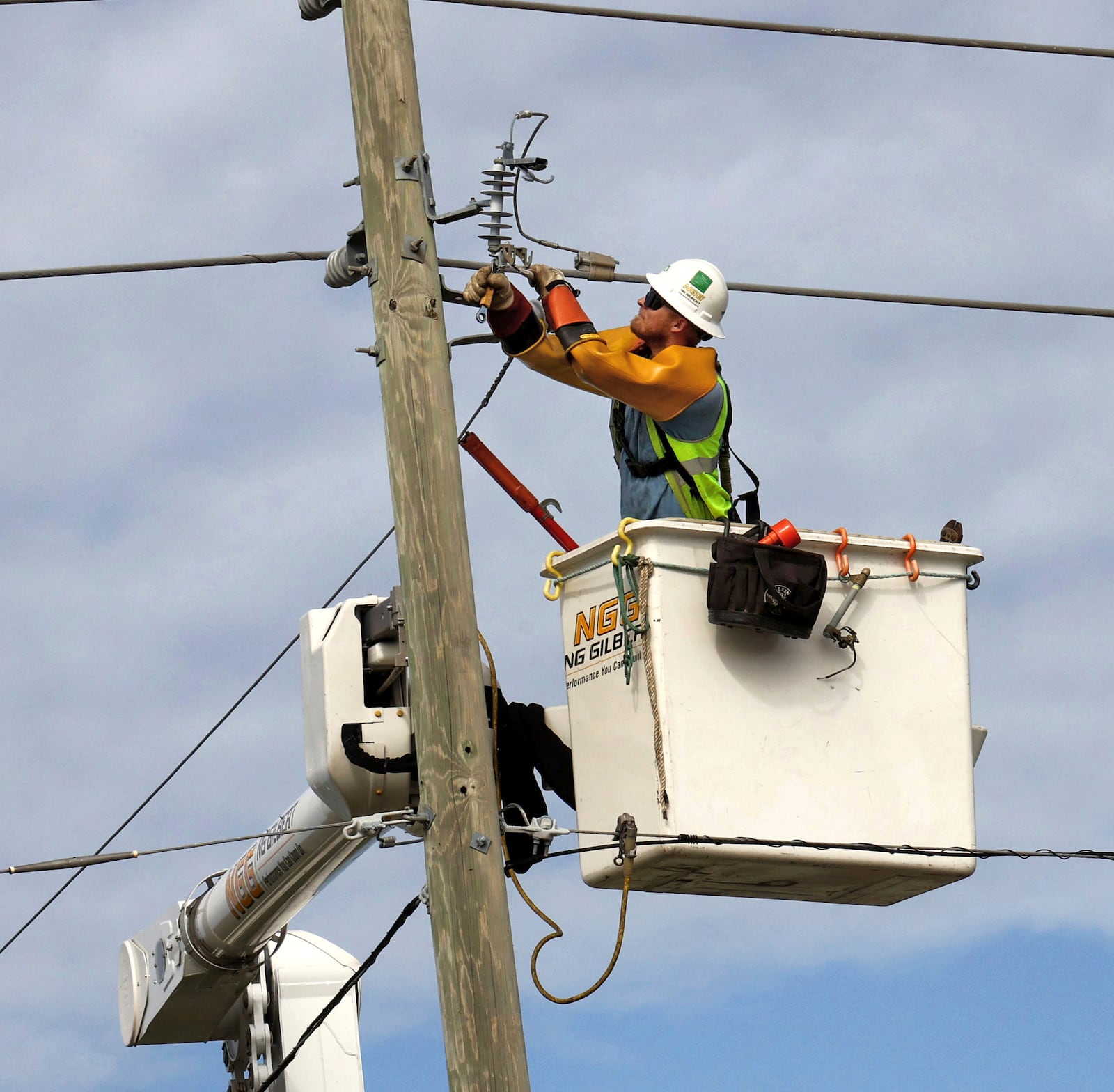 A linesman contractor for Duke Energy works on power lines along Forest City Road in Orlando. Friday, Oct. 11, 2024. As of Friday morning, 2.2 million Floridians were reported to still be without power. (Joe Burbank/Orlando Sentinel via AP)