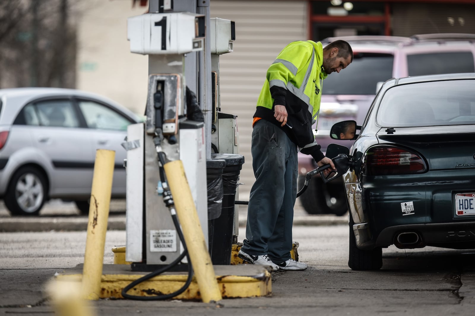 William Bussell, from Dayton, fills-up at Big Daddy's Gas Station on East Third Street in Dayton. JIM NOELKER/STAFF