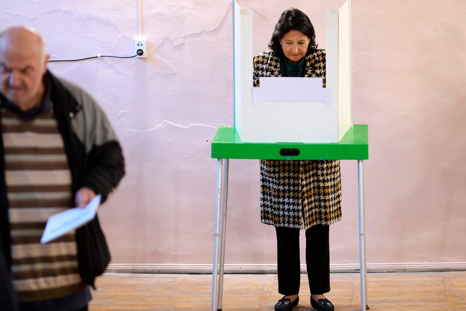 Georgian President Salome Zourabichvili fills her ballot at a polling station during the parliamentary election in Tbilisi, Georgia, Saturday, Oct. 26, 2024. (AP Photo/Shakh Aivazov)