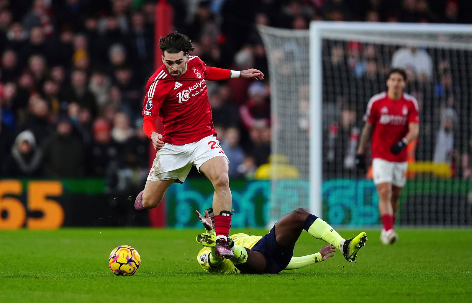 Nottingham Forest's Jota Silva, left, and Southampton's Kamaldeen Sulemana battle for the ball during the English Premier League soccer match between Nottingham Forest and Southampton at the City Ground, Nottingham, England, Sunday, Jan. 19, 2025. (Mike Egerton/PA via AP)