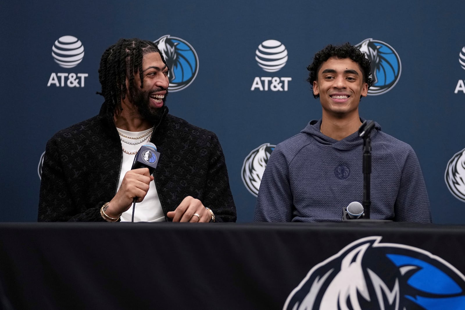 Newly acquired Dallas Mavericks players Anthony Davis, left, and Max Christie, right, laugh as they respond to a question during a news conference at the NBA basketball team's practice facility in Dallas, Friday, Feb. 7, 2025. (AP Photo/Tony Gutierrez)