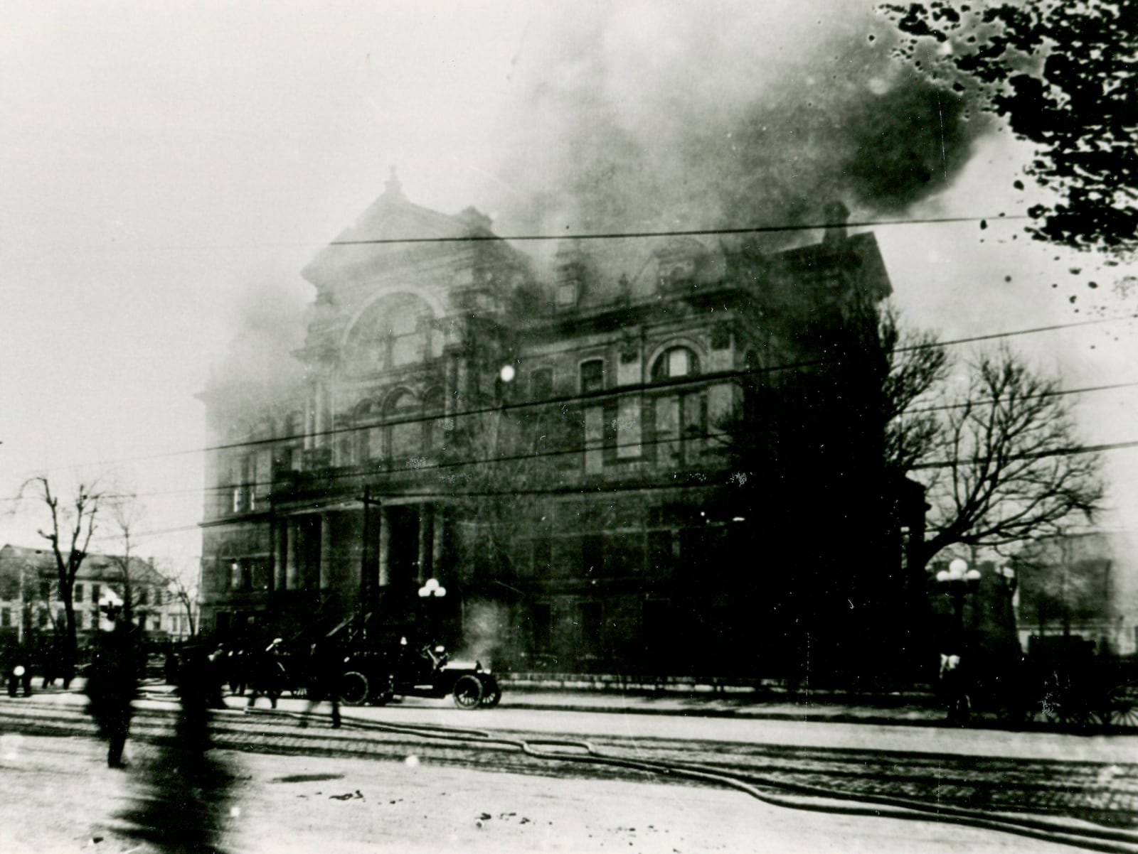 Photo of the historic Butler County courthouse fire on March 14, 1912  in Hamilton.  JOURNAL-NEWS FILE PHOTO