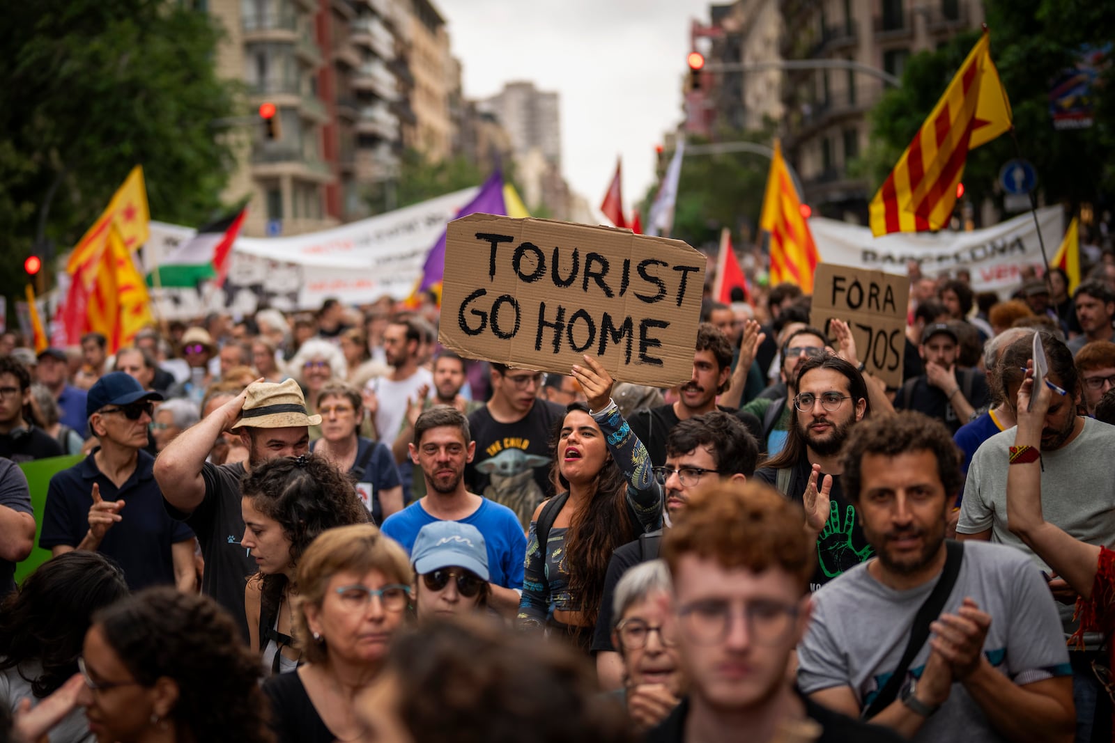 FILE - Demonstrators march shouting slogans against the Formula 1 Barcelona Fan Festival in downtown Barcelona, Spain, Wednesday, June 19, 2024, during residents protest against mass tourism. (AP Photo/Emilio Morenatti, File)