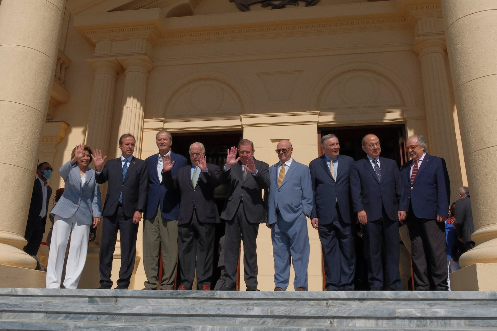 Former Venezuelan opposition presidential candidate Edmundo Gonzalez, center, stands with former presidents, from left, Laura Chinchilla of Costa Rica, Jorge Quiroga of Bolivia, Vicente Fox of Mexico, Andres Pastrana of Colombia, Hipolito Mejia of the Dominican Republic, Jamil Mahuad of Ecuador, Felipe Calderon of Mexico and General Secretary of the Democratic Initiative of Spain and the Americas Asdrubal Aguiar, at the presidential palace in Santo Domingo, Dominican Republic, Thursday, Jan. 9, 2025. (AP Photo/Ricardo Hernandez)