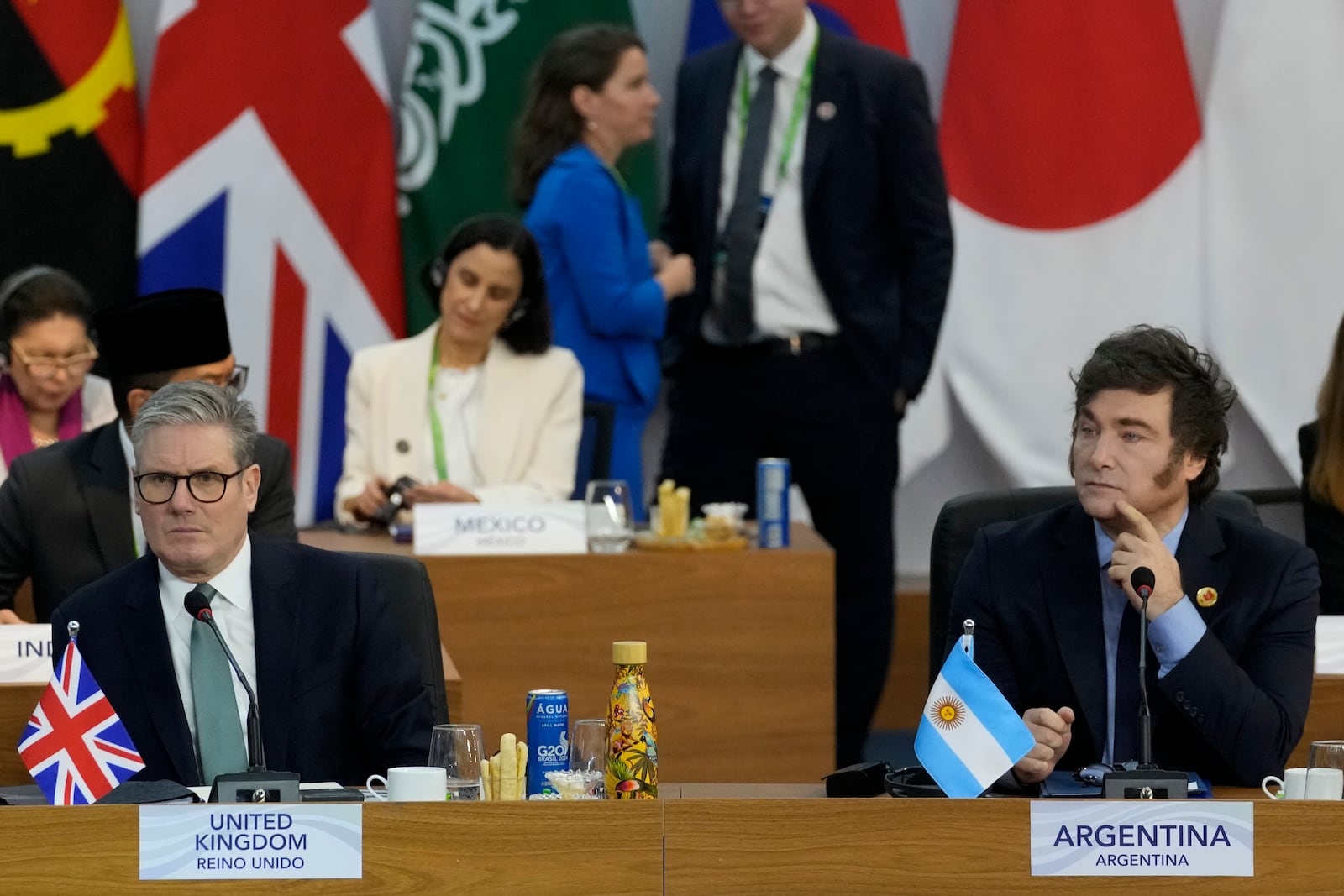 Argentina's President Javier Milei, right, and Britain's Prime Minister Keir Starmer attend the G20 Summit leaders meeting in Rio de Janeiro, Monday, Nov. 18, 2024. (AP Photo/Eraldo Peres)