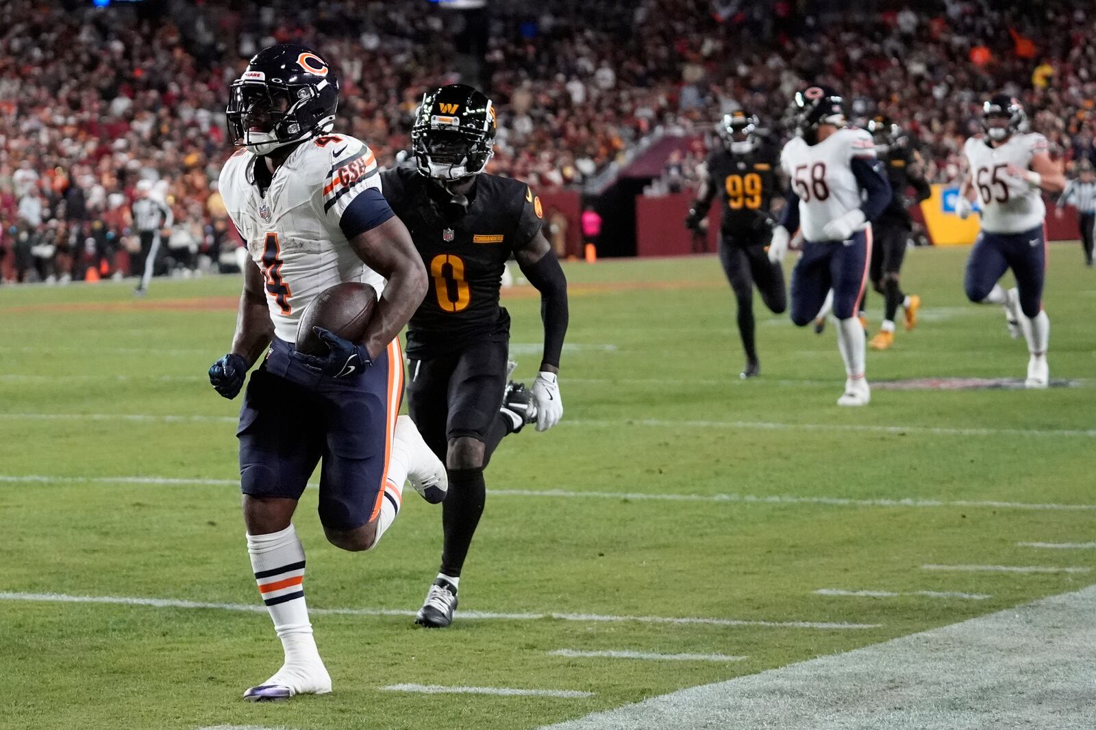 Chicago Bears running back D'Andre Swift (4) runs 56 yards for a touchdown against the Washington Commanders in the second half of an NFL football game Sunday, Oct. 27, 2024, in Landover, Md. (AP Photo/Stephanie Scarbrough)