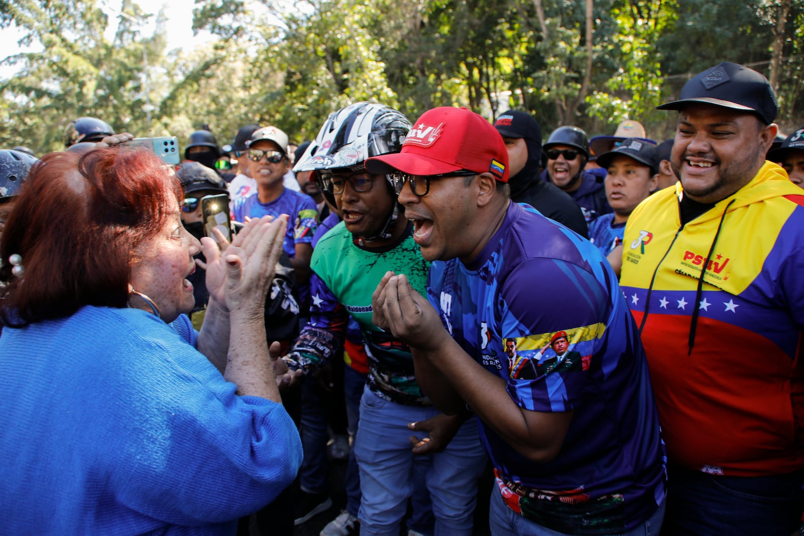 Government supporters, right, argue with an opponent of Venezuelan President Nicolas Maduro during an opposition protest the day before his inauguration for a third term in Caracas, Venezuela, Thursday, Jan. 9, 2025. (AP Photo/Cristian Hernandez)