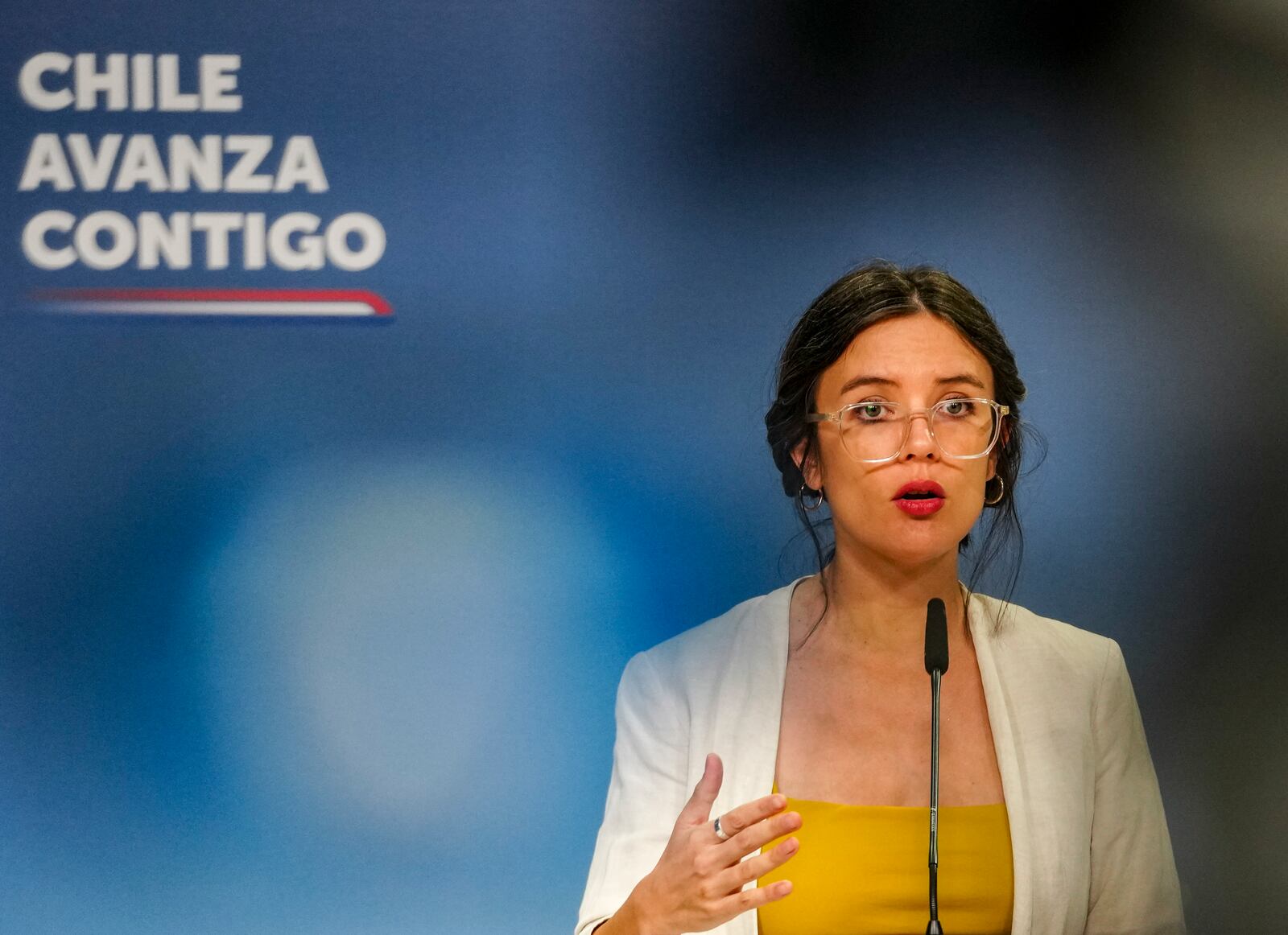 Camila Vallejo, government spokeswoman, speaks during a news conference on the harassment complaint against Chilean President Gabriel Boric, at La Moneda, presidential palace in Santiago, Tuesday, Nov. 26, 2024. (AP Photo/Esteban Felix)