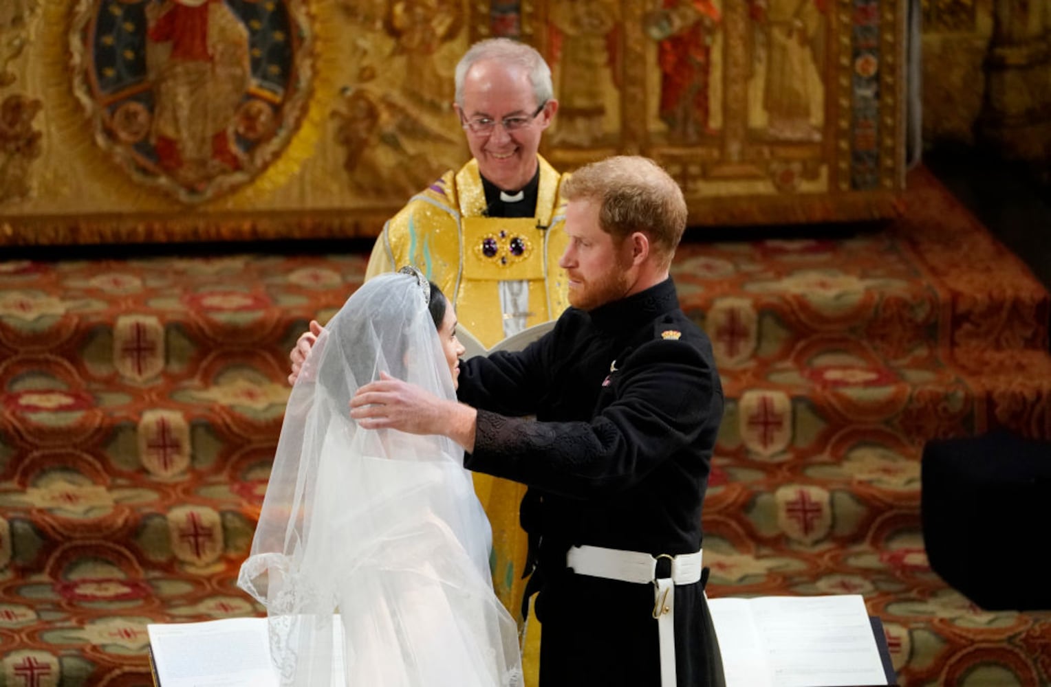 Photos: Meghan Markle’s wedding dress stuns at royal wedding