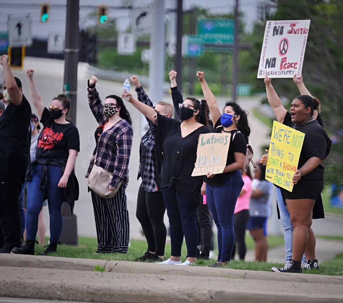 LIVE UPDATES: Beavercreek officers take knee to show solidarity with protesters