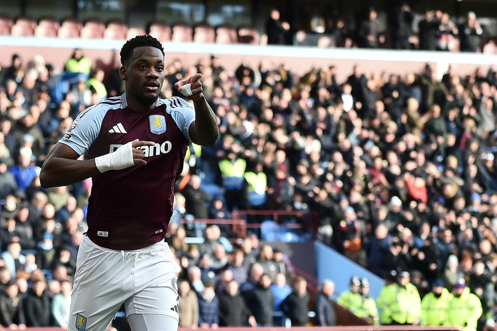 Aston Villa's Jhon Duran celebrates after scoring the opening goal during the English Premier League soccer match between Aston Villa and Manchester City, at Villa Park in Birmingham, England, Saturday, Dec. 21, 2024. (AP Photo/Rui Vieira)