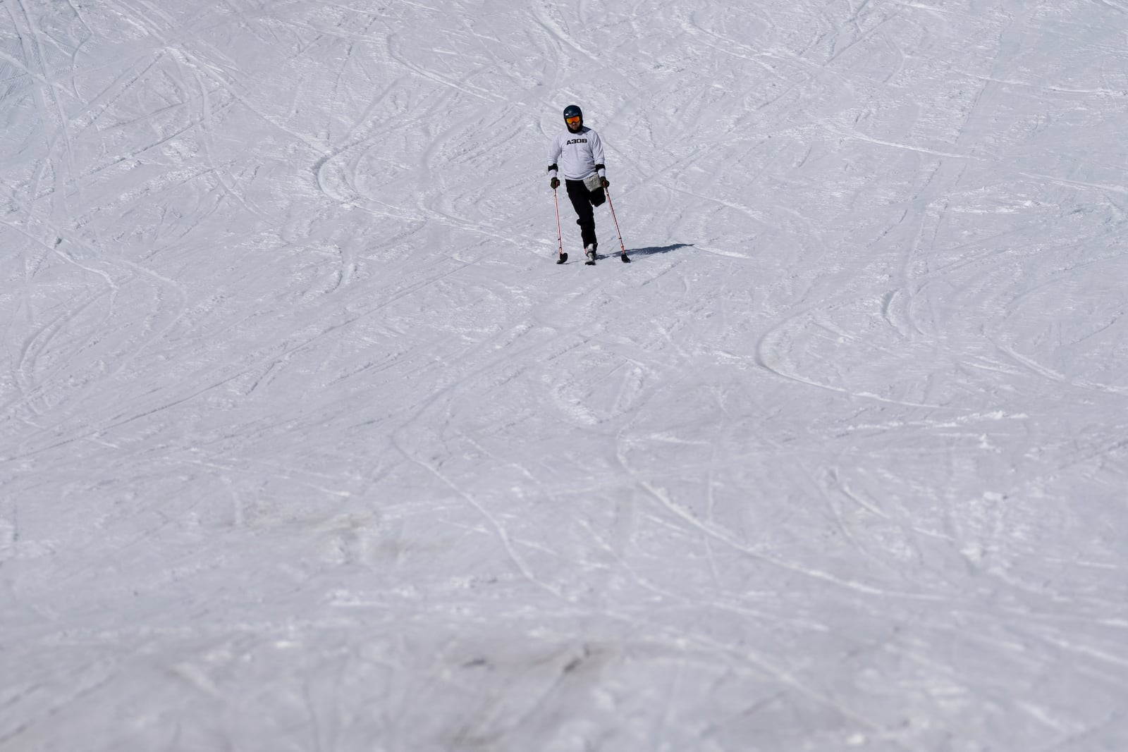 Ukrainian veteran Denys Kryvodubski skis during a lesson with Oregon Adaptive Sports on the three track skiing method at Hoodoo Ski Area in central Oregon on Thursday, March 6, 2025. (AP Photo/Jenny Kane)