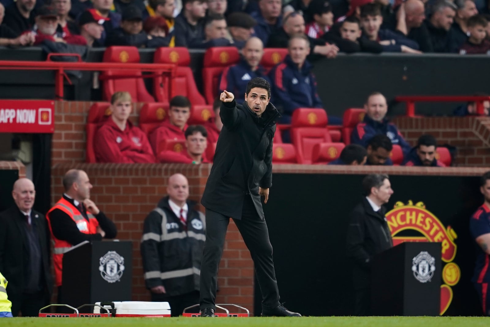 Arsenal's manager Mikel Arteta points during the English Premier League soccer match between Manchester United and Arsenal at Old Trafford stadium in Manchester, England, Sunday, March 9, 2025. (AP Photo/Dave Thompson)