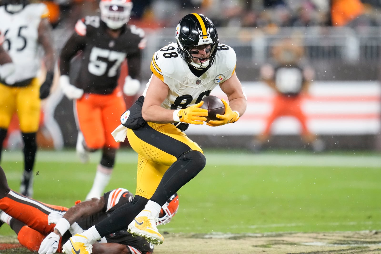 Pittsburgh Steelers tight end Pat Freiermuth (88) carries in the first half of an NFL football game against the Cleveland Browns, Thursday, Nov. 21, 2024, in Cleveland. (AP Photo/Sue Ogrocki)