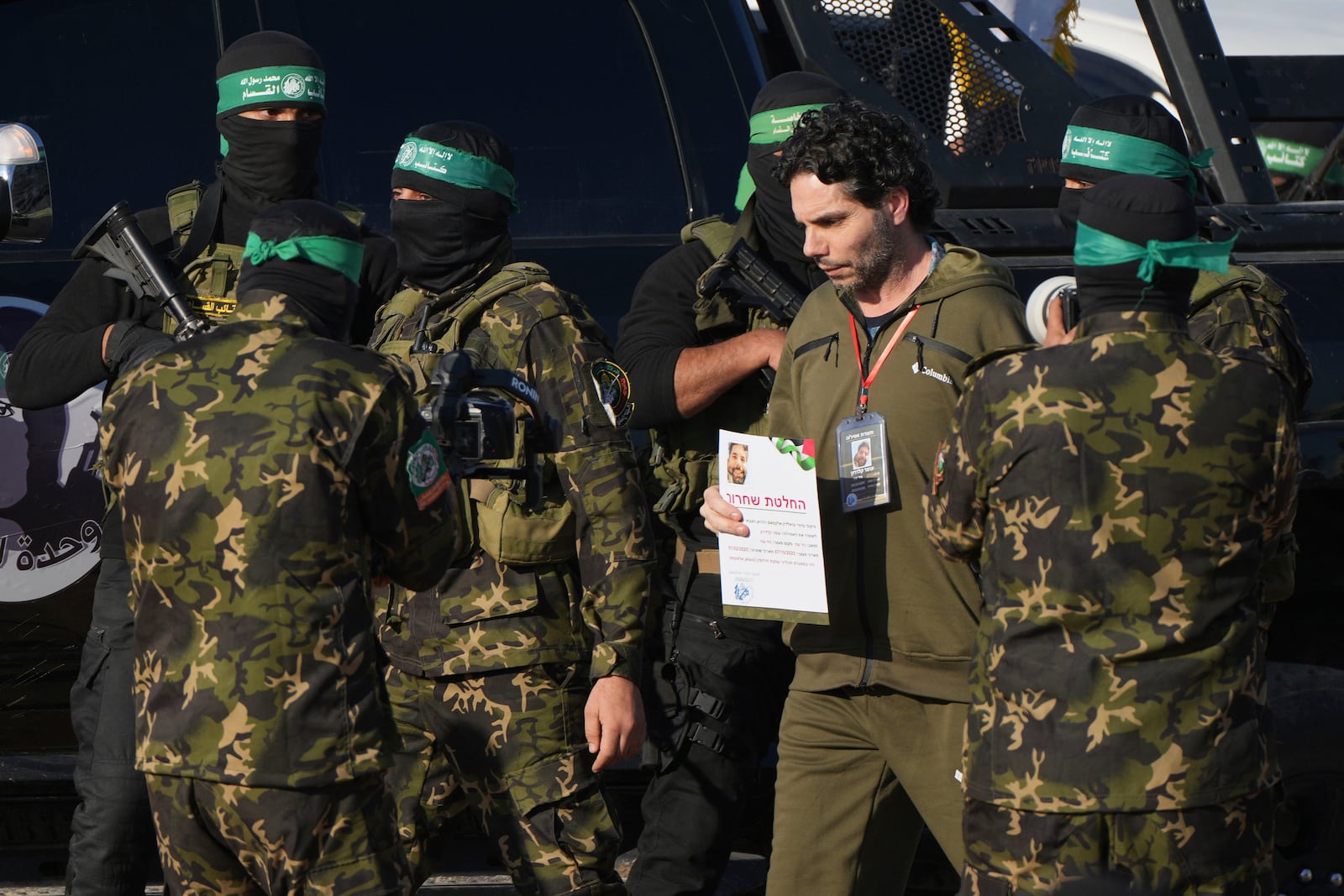 Israeli Ofer Kalderon who has been held hostage by Hamas in Gaza since October 7, 2023, walks next to Hamas fighters before being handed over to the Red Cross by Hamas fighters in Khan Younis, southern Gaza Strip, Saturday Feb. 1, 2025. Photo/Abdel Kareem)