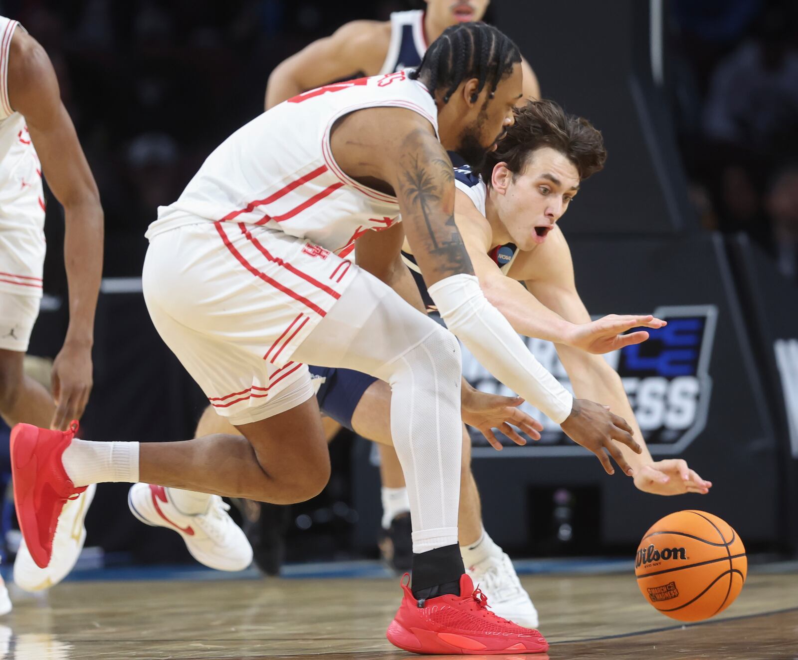 Gonzaga forward Braden Huff, right, and Houston forward J'Wan Roberts, left, dive for a loose ball during the first half in the second round of the NCAA college basketball tournament, Saturday, March 22, 2025, in Wichita, Kan. (AP Photo/Travis Heying)