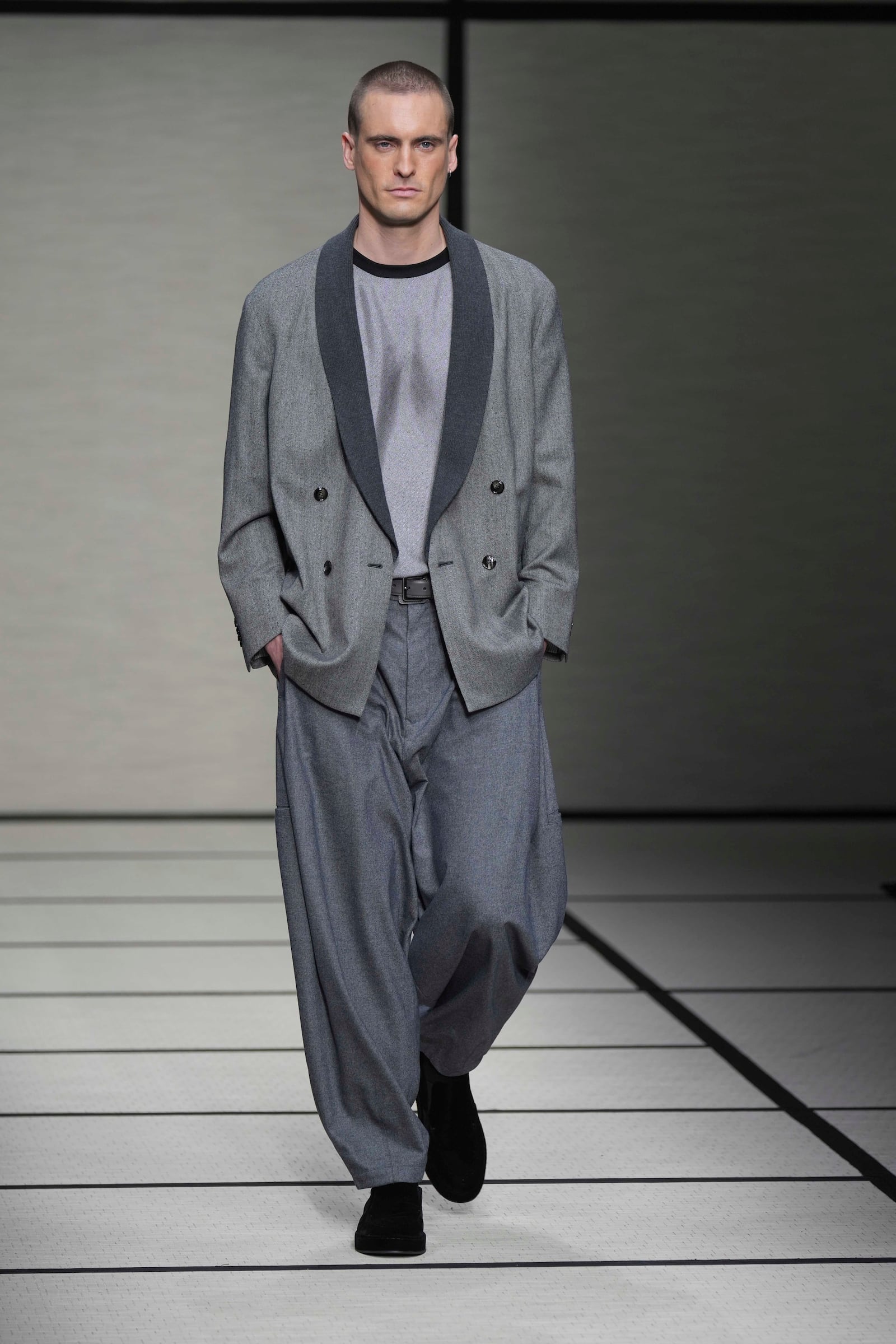 A model wears a creation part of the men's Giorgio Armani Fall-Winter 2025-2026 collection, that was presented in Milan, Italy, Monday, Jan. 20, 2025. (AP Photo/Antonio Calanni)