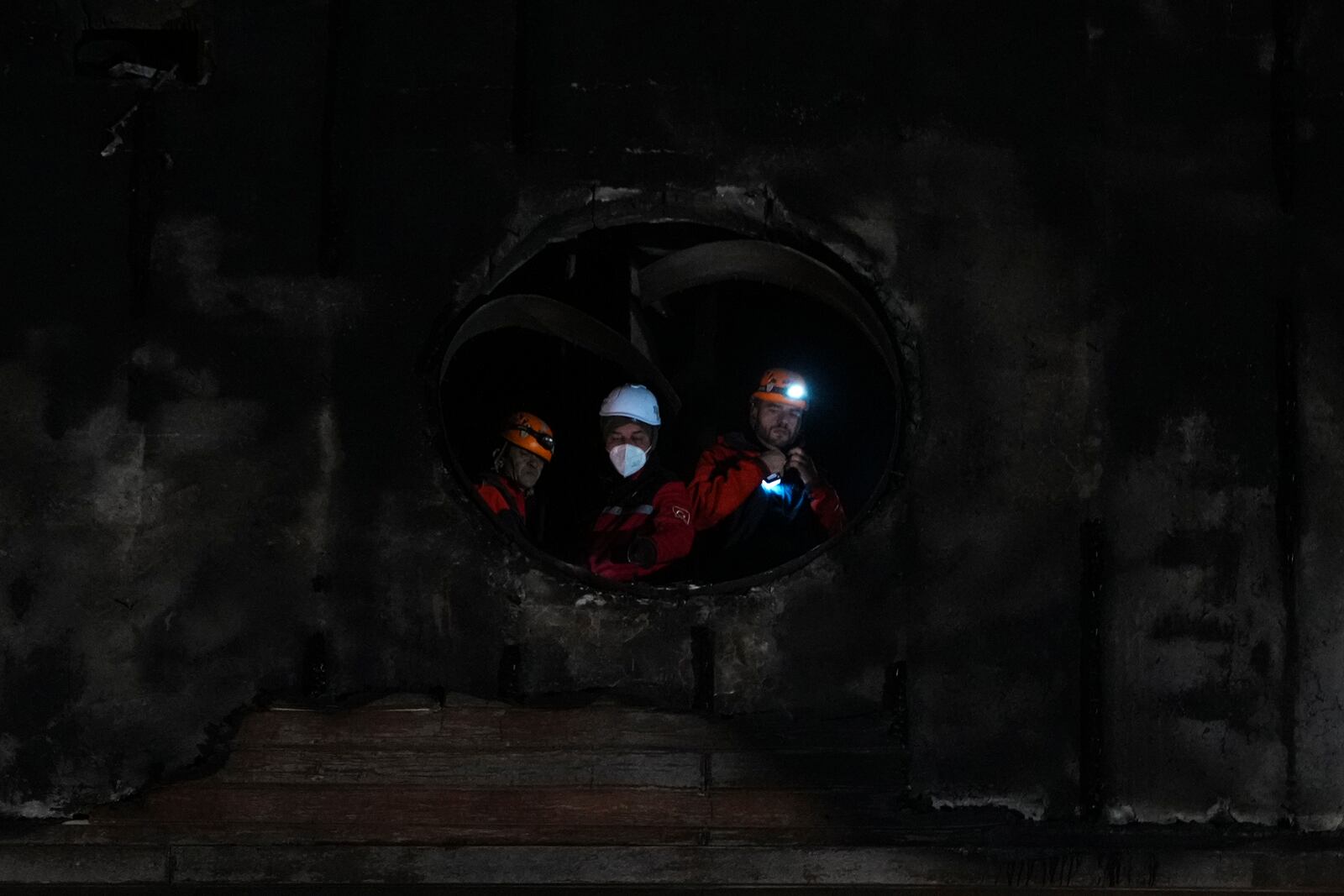 Firefighters and emergency teams work after a fire that broke out at a hotel in the ski resort of Kartalkaya, located in Bolu province, northwest Turkey, on Tuesday, Jan. 21, 2025. (AP Photo/Francisco Seco)