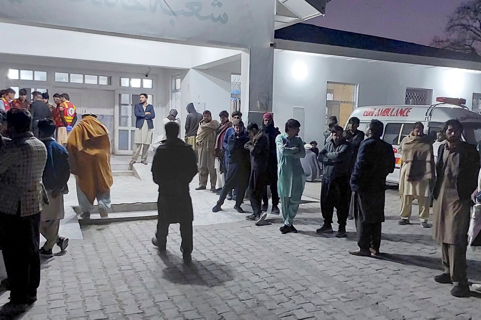 Local residents and volunteers gather and wait for the arrival of victims of gunmen firing incident on passenger vehicles, at a hospital in Parachinar, in Kurram district of Pakistan's northwestern Khyber Pakhtunkhwa province, Thursday, Nov. 21, 2024. (AP Photo/Dilawar Hussain)