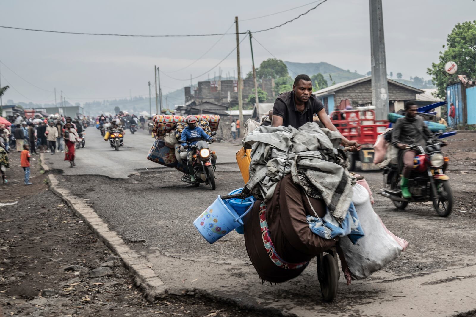 People displaced by the fighting with M23 rebels make their way to the center of Goma, Democratic Republic of the Congo, Sunday, Jan. 26, 2025. (AP Photo/Moses Sawasawa)