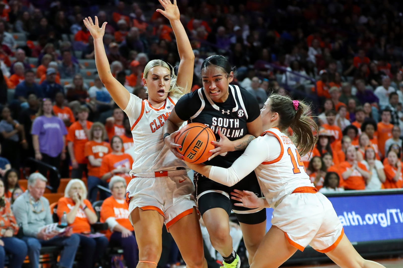 South Carolina guard Te-Hina Paopao, center, drives past Clemson guard Hannah Kohn, left, and guard Addie Porter (14) during the first half of an NCAA college basketball game Wednesday, Nov. 20, 2024, in Clemson, S.C. (AP Photo/Artie Walker Jr.)