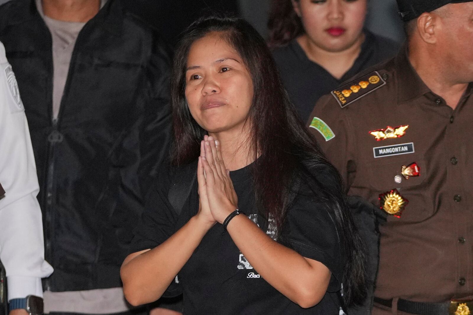 Filipino death row inmate Mary Jane Veloso gestures as she leaves Pondok Bambu Prison for Soekarno-Hatta International Airport in preparation for her repatriation to the Philippines, in Jakarta, Indonesia, Tuesday, Dec. 17, 2024. (AP Photo/Achmad Ibrahim)