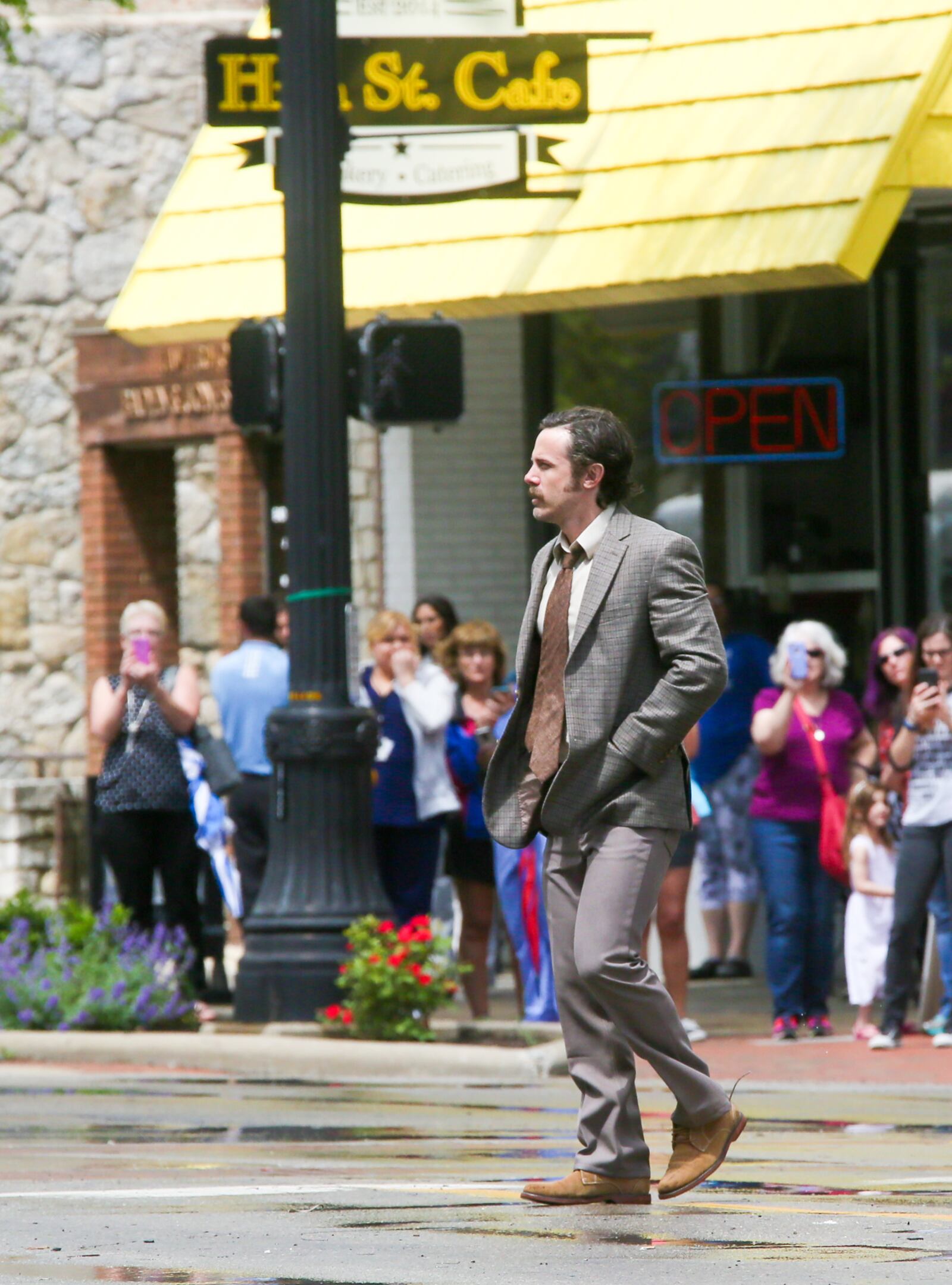 Casey Affleck films a scene in Hamilton for the movie “The Old Man and the Gun.” 