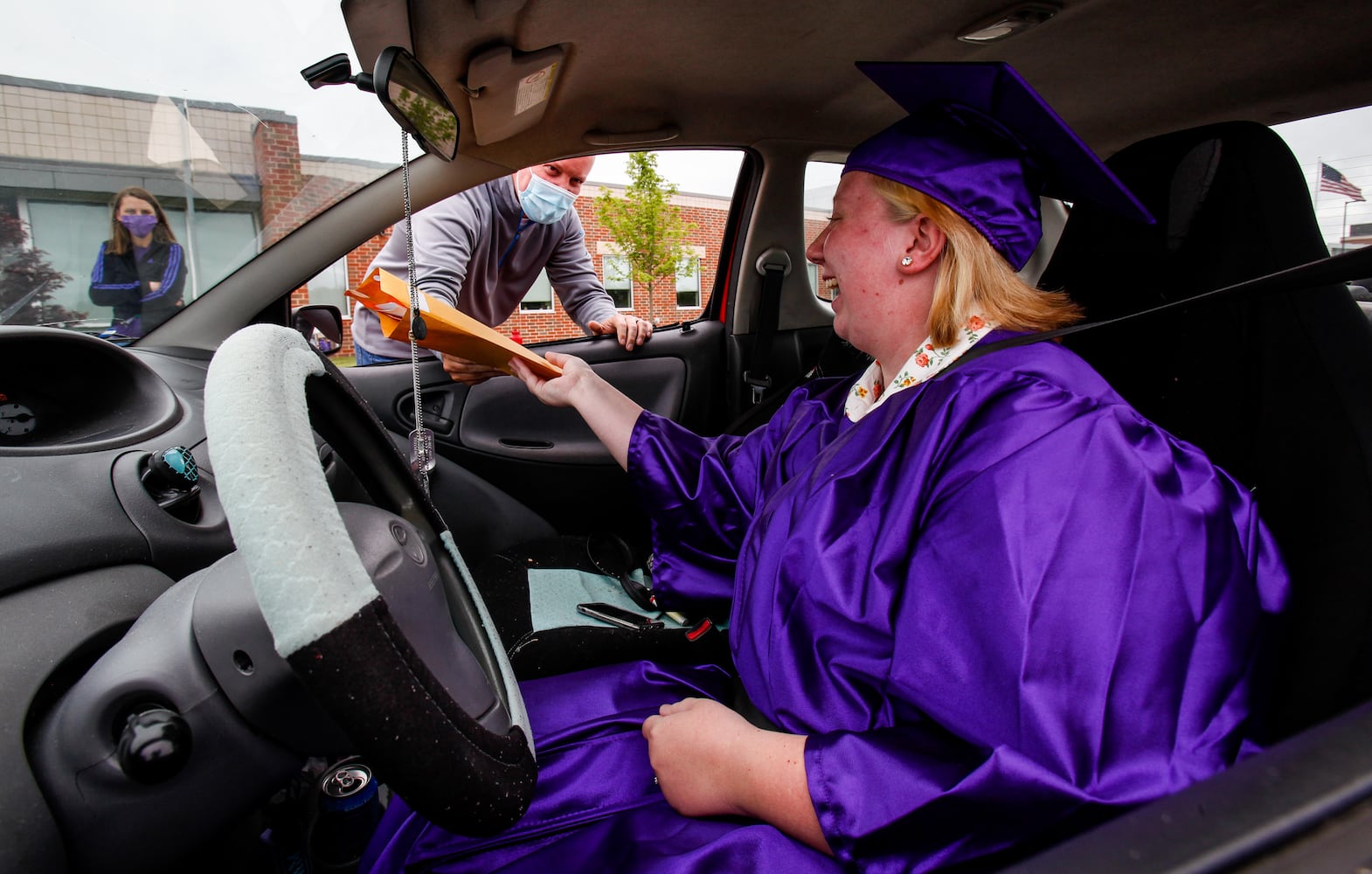 Middletown High School graduates drive up to receive diplomas